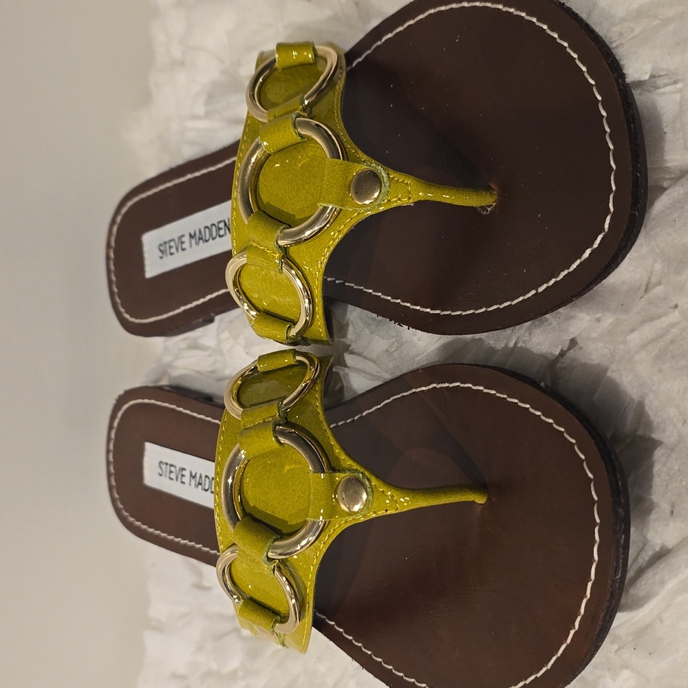 Steve Madden Swindlee Women's Size 7.5 Lime Green Flat Thong Sandals - Picture 2 of 10